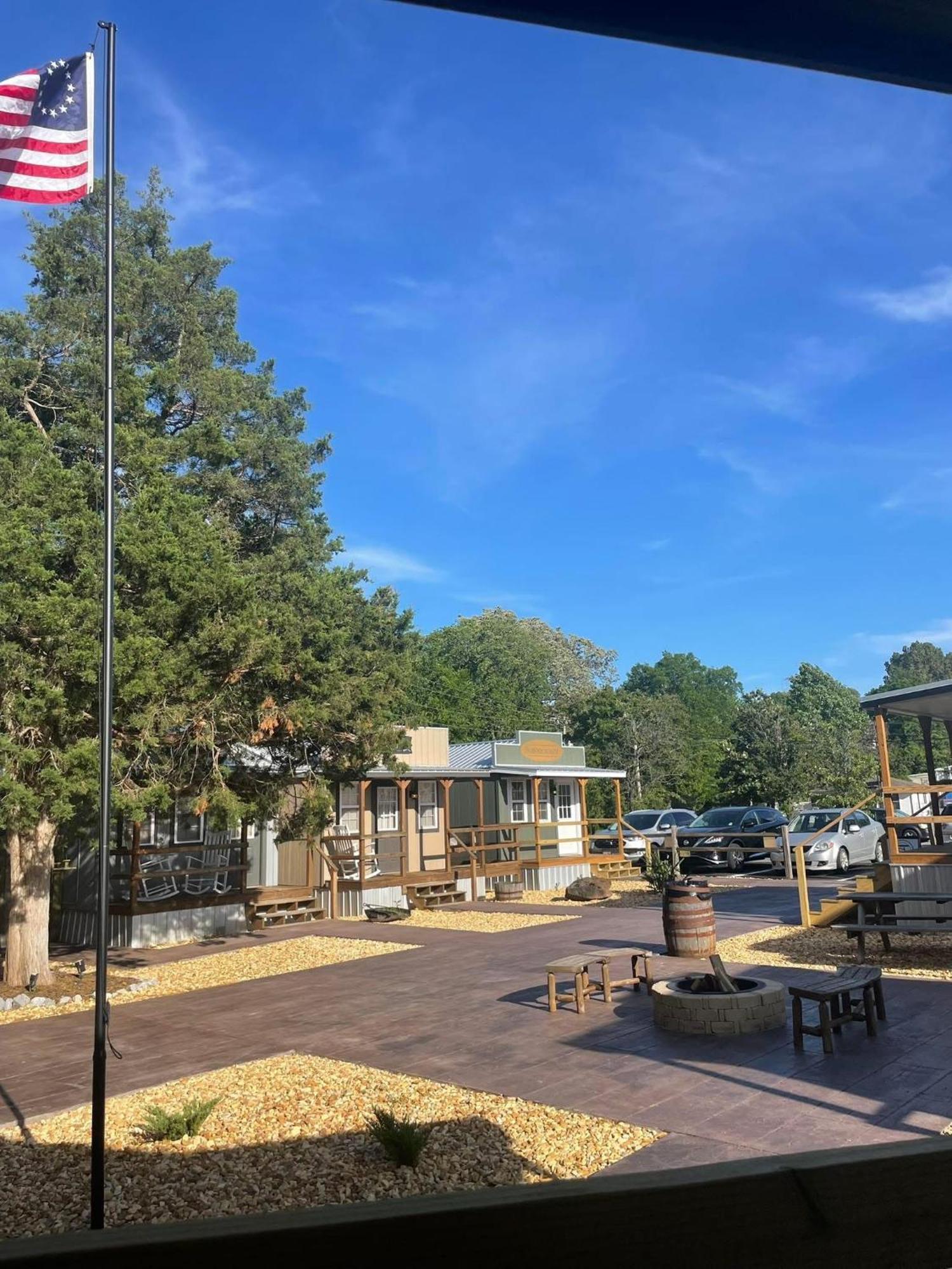 The Outpost Hotel Grand Rivers Exterior photo